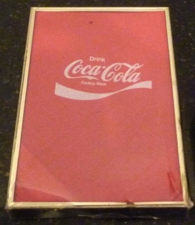 9524-1 € 2,50coca cola zakdoekje rood met witte letters